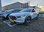 Mazda CX-30 2.5 e-SKYACTIV-G M HYBRID 140PK HOMURA AUTOMAAT / NAVI / CLIMA / FULL-LED / PDC / 18" LMV / KEYLESS / AFN. TREKHAAK / WINTERPAKKET / ADAPT. CRUISECONTROL / 1E EIGENAAR / NIEUWSTAAT !!