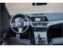 BMW 3-Serie 318i M Sport, Stoelverwarming, Carplay, Alcantara, Sfeerverlichting, DAB+, PDC, Navigatie, Sportstoelen.