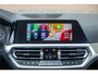 BMW 3-Serie 318i M Sport, Stoelverwarming, Carplay, Alcantara, Sfeerverlichting, DAB+, PDC, Navigatie, Sportstoelen.