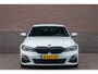 BMW 3-Serie 318i M Sport, Stoelverwarming, Carplay, Alcantara, Sfeerverlichting, DAB+, PDC, Navigatie, Sportstoelen.