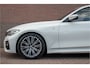 BMW 3-Serie 318i M Sport, Stoelverwarming, Carplay, Alcantara, Sfeerverlichting, DAB+, PDC, Navigatie, Sportstoelen.