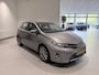 Toyota Auris 1.8 Hybrid Lease Pro Achteruitrijcamera | Bi-Xenon Koplampen | Bluetooth | Cruise Control | Electronic Climate Controle | Extra Getint Glas | Hill/Hold Functie | Keyless Entry | LED Dagrijverlichting | Lederen/Stof Bekleding | Lichtmetalen Velgen 17'' | multimedia-Voorbereiding | Navigatiesysteem Full Map | Parkeersensor Voor en Achter | Regensensor | Start/Stop Systeem | Voorstoelen Verwarmd