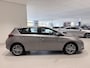 Toyota Auris 1.8 Hybrid Lease Pro Achteruitrijcamera | Bi-Xenon Koplampen | Bluetooth | Cruise Control | Electronic Climate Controle | Extra Getint Glas | Hill/Hold Functie | Keyless Entry | LED Dagrijverlichting | Lederen/Stof Bekleding | Lichtmetalen Velgen 17'' | multimedia-Voorbereiding | Navigatiesysteem Full Map | Parkeersensor Voor en Achter | Regensensor | Start/Stop Systeem | Voorstoelen Verwarmd