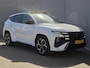 Hyundai Tucson 1.6 T-GDI PHEV N Line Edition 4WD Automaat / Nieuw Model / Fabrieksgarantie tot 07-2029 / Dealer onderhouden / Trekgewicht 1210 kg / Glazen schuif- en kanteldak / Head Up Display / Stuur- & Stoelverwarming / Achteruitrijcamera / Elektrische achterklep / Apple Carplay Android Auto / Krell Audio Systeem /
