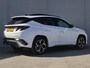 Hyundai Tucson 1.6 T-GDI PHEV N Line Edition 4WD Automaat / Nieuw Model / Fabrieksgarantie tot 07-2029 / Dealer onderhouden / Trekgewicht 1210 kg / Glazen schuif- en kanteldak / Head Up Display / Stuur- & Stoelverwarming / Achteruitrijcamera / Elektrische achterklep / Apple Carplay Android Auto / Krell Audio Systeem /