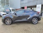 Toyota C-HR / C-HR+ 1.8 HYBRID 140 FIRST-EDITION STOEL/STUURVERW EL-ACHTERKLEP KEYLESS BLIND SPOT PARK-SENSOREN NAVI CAMERA APPLE/ANDROID 18'' VELGEN