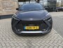 Toyota C-HR / C-HR+ 1.8 HYBRID 140 FIRST-EDITION ALL-SEASON STOEL/STUURVERW PARK-SENSOREN BLIND-SPOT APPLE/ANDROID KEYLESS LM-VELGEN ELEK-ACHTERKLEP AD-CRUISE CAMERA DRAADLOOS-LADEN