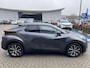 Toyota C-HR / C-HR+ 1.8 HYBRID 140 FIRST-EDITION ALL-SEASON STOEL/STUURVERW PARK-SENSOREN BLIND-SPOT APPLE/ANDROID KEYLESS LM-VELGEN ELEK-ACHTERKLEP AD-CRUISE CAMERA DRAADLOOS-LADEN