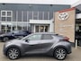Toyota C-HR / C-HR+ 1.8 HYBRID 140 FIRST-EDITION ALL-SEASON STOEL/STUURVERW PARK-SENSOREN BLIND-SPOT APPLE/ANDROID KEYLESS LM-VELGEN ELEK-ACHTERKLEP AD-CRUISE CAMERA DRAADLOOS-LADEN