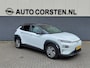 Hyundai Kona Electric EV 64kWh 204pk SOH 100% Leer Premium Schuif-/Kanteldak Warmtepomp Head-Up Display Apple Carplay Android Navi Camera Elektr.Stoelen+Leer+Verwarmd+Gekoeld Adaptive Cruise/Stop&Go Zelfsturend Multimedia Forward-Collision-Avoidance-Assist (FCA)Led Keyless DAB Pdc Subwoofer Bluetooth Dodehoek detector Privacy Glas Rijstrooksensor 1e Eigenaar Origineel Nederlandse Auto Volledig Dealeronderhouden