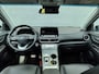 Hyundai Kona Electric EV 64kWh 204pk SOH 100% Leer Premium Schuif-/Kanteldak Warmtepomp Head-Up Display Apple Carplay Android Navi Camera Elektr.Stoelen+Leer+Verwarmd+Gekoeld Adaptive Cruise/Stop&Go Zelfsturend Multimedia Forward-Collision-Avoidance-Assist (FCA)Led Keyless DAB Pdc Subwoofer Bluetooth Dodehoek detector Privacy Glas Rijstrooksensor 1e Eigenaar Origineel Nederlandse Auto Volledig Dealeronderhouden
