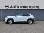Hyundai Kona Electric EV 64kWh 204pk SOH 100% Leer Premium Schuif-/Kanteldak Warmtepomp Head-Up Display Apple Carplay Android Navi Camera Elektr.Stoelen+Leer+Verwarmd+Gekoeld Adaptive Cruise/Stop&Go Zelfsturend Multimedia Forward-Collision-Avoidance-Assist (FCA)Led Keyless DAB Pdc Subwoofer Bluetooth Dodehoek detector Privacy Glas Rijstrooksensor 1e Eigenaar Origineel Nederlandse Auto Volledig Dealeronderhouden