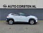 Hyundai Kona Electric EV 64kWh 204pk SOH 100% Leer Premium Schuif-/Kanteldak Warmtepomp Head-Up Display Apple Carplay Android Navi Camera Elektr.Stoelen+Leer+Verwarmd+Gekoeld Adaptive Cruise/Stop&Go Zelfsturend Multimedia Forward-Collision-Avoidance-Assist (FCA)Led Keyless DAB Pdc Subwoofer Bluetooth Dodehoek detector Privacy Glas Rijstrooksensor 1e Eigenaar Origineel Nederlandse Auto Volledig Dealeronderhouden