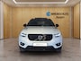 Volvo XC40 T3 R-Design Panoramadak | Trekhaak | Harman Kardon | 360 camera | Stoel + Stuurverwarming |