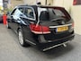 Mercedes-Benz E-klasse ESTATE 200 ELEGANCE HALF LEDER NAVIGATIE CRUISE CONTROL BLUETOOTH TELEFOON MEDIA VOORBEREIDING WEGKLAPBARE TREKHAAK ZEER MOOI !! Brgl