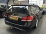 Mercedes-Benz E-klasse ESTATE 200 ELEGANCE HALF LEDER NAVIGATIE CRUISE CONTROL BLUETOOTH TELEFOON MEDIA VOORBEREIDING WEGKLAPBARE TREKHAAK ZEER MOOI !! Brgl