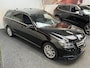 Mercedes-Benz E-klasse ESTATE 200 ELEGANCE HALF LEDER NAVIGATIE CRUISE CONTROL BLUETOOTH TELEFOON MEDIA VOORBEREIDING WEGKLAPBARE TREKHAAK ZEER MOOI !! Brgl