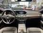 Mercedes-Benz E-klasse ESTATE 200 ELEGANCE HALF LEDER NAVIGATIE CRUISE CONTROL BLUETOOTH TELEFOON MEDIA VOORBEREIDING WEGKLAPBARE TREKHAAK ZEER MOOI !! Brgl