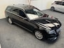 Mercedes-Benz E-klasse ESTATE 200 ELEGANCE HALF LEDER NAVIGATIE CRUISE CONTROL BLUETOOTH TELEFOON MEDIA VOORBEREIDING WEGKLAPBARE TREKHAAK ZEER MOOI !!