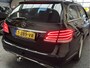 Mercedes-Benz E-klasse ESTATE 200 ELEGANCE HALF LEDER NAVIGATIE CRUISE CONTROL BLUETOOTH TELEFOON MEDIA VOORBEREIDING WEGKLAPBARE TREKHAAK ZEER MOOI !! Brgl