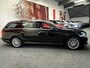Mercedes-Benz E-klasse ESTATE 200 ELEGANCE HALF LEDER NAVIGATIE CRUISE CONTROL BLUETOOTH TELEFOON MEDIA VOORBEREIDING WEGKLAPBARE TREKHAAK ZEER MOOI !! Brgl