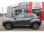 Toyota Yaris Cross HYBRID 115 DYNAMIC NIEUW DIRECT LEVERBAAR! STOEL/STUURVERW PARK-SENSOREN BLIND SPOT KEYLESS 17'' LM-VELGEN NAVI CAMERA AD-CRUISE CLIMA APPLE/ANDROID