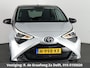 Toyota Aygo 1.0 VVT-i X-Play Bi-Tone Automaat | Apple Carplay & AndroidAUTO | Camera | 1e eigenaar | Privacy Glass |