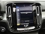 Volvo XC40 2.0 T4 Momentum 190pk Automaat | Trekhaak | Schuif-/Kanteldak | Navigatie | Climate Control | Cruise Control | Camera | LED | Parkeersensoren Voor + Achter | 18"LMV |