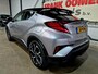 Toyota C-HR / C-HR+ 1.8 Hybrid Adventure + Dealer OH|Keyless|Camera|Navi|Apple|Android|DAB|Dodehoek|Lane|LED|18"LMV