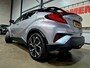 Toyota C-HR / C-HR+ 1.8 Hybrid Adventure + Dealer OH|Keyless|Camera|Navi|Apple|Android|DAB|Dodehoek|Lane|LED|18"LMV