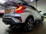 Toyota C-HR / C-HR+ 1.8 Hybrid Adventure + Dealer OH|Keyless|Camera|Navi|Apple|Android|DAB|Dodehoek|Lane|LED|18"LMV