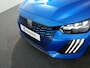 Peugeot e-208 GT | 8 jaar fabrieksgarantie of 160.000 kilometer op het accupakket | Adaptieve cruise control met Stop&Go functie | Armsteunen op de voorportieren bekleed met kunstleder met groen sierstiksel (GT-Line)