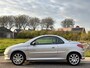 Peugeot 206 CC 1.6-16V Quiksilver Storing Cabriodak! ECC Audio/CD El. pakket ABS Sportstoelen LMV 16" Dealeronderh. Apk 03/10/2026