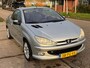 Peugeot 206 CC 1.6-16V Quiksilver Storing Cabriodak! ECC Audio/CD El. pakket ABS Sportstoelen LMV 16" Dealeronderh. Apk 03/10/2026