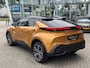 Toyota C-HR / C-HR+ 1.8 Hybrid 140 EXECUTIVE NIEUW DIRECT LEVERBAAR! JBL-AUDIO 19'' LM-VELGEN PARK-SENSOREN APPLE/ANDROID CLIMA AD-CRUISE BLIND SPOT STOELVERW KEYLESS