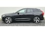 Volvo XC60 2.0 Phev T8 P AWD Ultra Dark Luchtvering - Bowers Wilkins Sound - massage stoelen - Stoel ventilatie - 22” Wielen - Panoramadak - Lighting – Head up - 360 Cam - Alarm - Climate - Privacy Glass – RC20 Interieur –  Full led koplampen – Donkere hemel  - Geluidsisolerend glas - Climate
