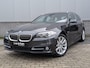BMW 5-Serie Touring 520i High Executive |Org NL | Comfortstoelen | NAP | 18" | Leer | APK&OH Nieuw