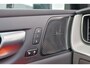 Volvo XC60 T6 Recharge AWD Plus Black Edition - Panorama/schuifdak - IntelliSafe Assist & Surround - 360º Camera - Harman/Kardon audio - Adaptieve LED koplampen - Verwarmde voorstoelen, stuur & achterbank - Parkeersensoren voor & achter - Elektr. bedienb. voorstoelen met geheugen - Head up display - Draadloze tel. lader - Extra getint glas - Elektr. inklapbare trekhaak - 21' LMV
