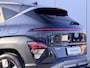 Hyundai Kona 1.6 GDI HEV Comfort Smart / Fabrieksgarantie tot 1-2030 / Stuur- & Stoelverwarming / Adaptief cruise control / Achteruitrijcamera / Climate control / Keyless Entry/Start / Apple Carplay Android Auto / Navigatie / Parkeersensoren voor en achter /