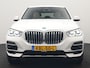 BMW X5 xDrive45e X Line PHEV 395pk Dealer O.H. | Trekhaak Af Fabriek | Luchtvering | Adaptive Cruise | Head Up | 360 Camera | Adaptief Onderstel | Laser LED | Lederen Sportstoelen Memory & Verwarmd | Sfeerverlichting | Keyless | Plug In H