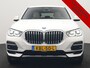 BMW X5 xDrive45e X Line PHEV 395pk Dealer O.H. | Trekhaak Af Fabriek | Luchtvering | Adaptive Cruise | Head Up | 360 Camera | Adaptief Onderstel | Laser LED | Lederen Sportstoelen Memory & Verwarmd | Sfeerverlichting | Keyless | Plug In H
