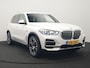 BMW X5 xDrive45e X Line PHEV 395pk Dealer O.H. | Trekhaak Af Fabriek | Luchtvering | Adaptive Cruise | Head Up | 360 Camera | Adaptief Onderstel | Laser LED | Lederen Sportstoelen Memory & Verwarmd | Sfeerverlichting | Keyless | Plug In H