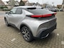 Toyota C-HR / C-HR+ 2.0 Plug-in Hybrid 220 Dynamic Toyota navigatie / Apple Carplay / Android Auto / parkeersensoren voor en achter / adaptive cruise control / stoel- en stuurwielverwarming / parkeercamera / Toyota 10 jaar garantie programma / Toyota Pechhulppas / rijklaarpr