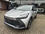 Toyota C-HR / C-HR+ 2.0 Plug-in Hybrid 220 Dynamic Toyota navigatie / Apple Carplay / Android Auto / parkeersensoren voor en achter / adaptive cruise control / stoel- en stuurwielverwarming / parkeercamera / Toyota 10 jaar garantie programma / Toyota Pechhulppas / rijklaarpr