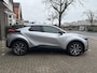 Toyota C-HR / C-HR+ 2.0 Plug-in Hybrid 220 Dynamic Toyota navigatie / Apple Carplay / Android Auto / parkeersensoren voor en achter / adaptive cruise control / stoel- en stuurwielverwarming / parkeercamera / Toyota 10 jaar garantie programma / Toyota Pechhulppas / rijklaarpr