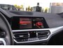 BMW 3-Serie Touring 318i Business Edition Plus | Sport Line | 2e eigenaar | NL auto | Shadow Line | HiFi audio | DAB | M-sportstuur | Sportstoelen | Ambient light | Carplay | PDC