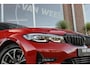 BMW 3-Serie Touring 318i Business Edition Plus | Sport Line | 2e eigenaar | NL auto | Shadow Line | HiFi audio | DAB | M-sportstuur | Sportstoelen | Ambient light | Carplay | PDC