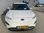 Hyundai Kona Electric EV Premium 64 kWh Informeer altijd even of auto aanwezig is > auto rijdt momenteel > km stand kan iets varieeren | Sport | Premium ++ soundsystem | Keurige wagen !