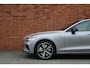 Volvo V60 T6 Plug-in hybrid AWD Plus Dark | Panoramisch dak met Schuif-/Kantel functie | Stoelverwarming voor/achter | Verwarmbaar stuurwiel | Elektrisch verstelbare stoelen met memory functie | Extra getint glas achter | Harman Kardon geluidsinstallatie | Keyless entry | 19 inch Lichtmetalen velgen |