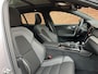 Volvo V60 T6 Plug-in hybrid AWD Plus Dark | Panoramisch dak met Schuif-/Kantel functie | Stoelverwarming voor/achter | Verwarmbaar stuurwiel | Elektrisch verstelbare stoelen met memory functie | Extra getint glas achter | Harman Kardon geluidsinstallatie | Keyless entry | 19 inch Lichtmetalen velgen |
